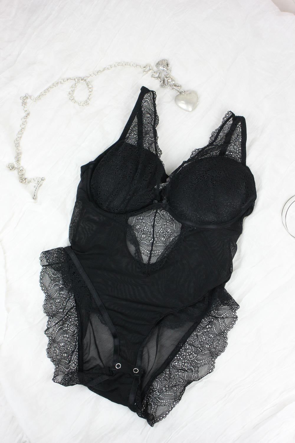 Joanna musta pitsinen vintagebody