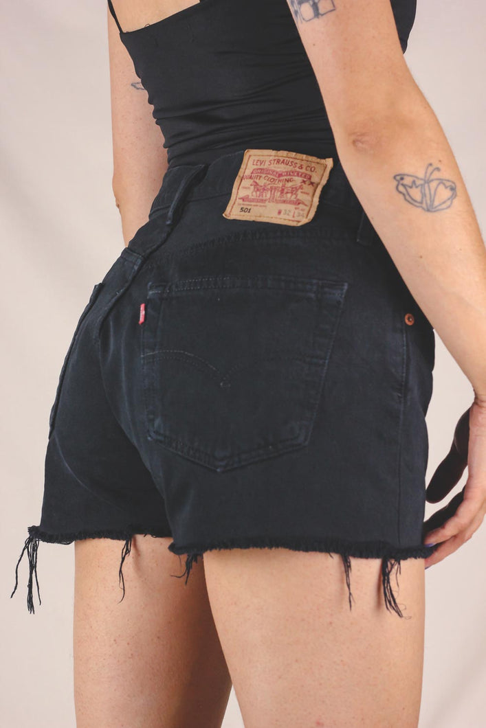 Leviksen mustat vintageshortsit