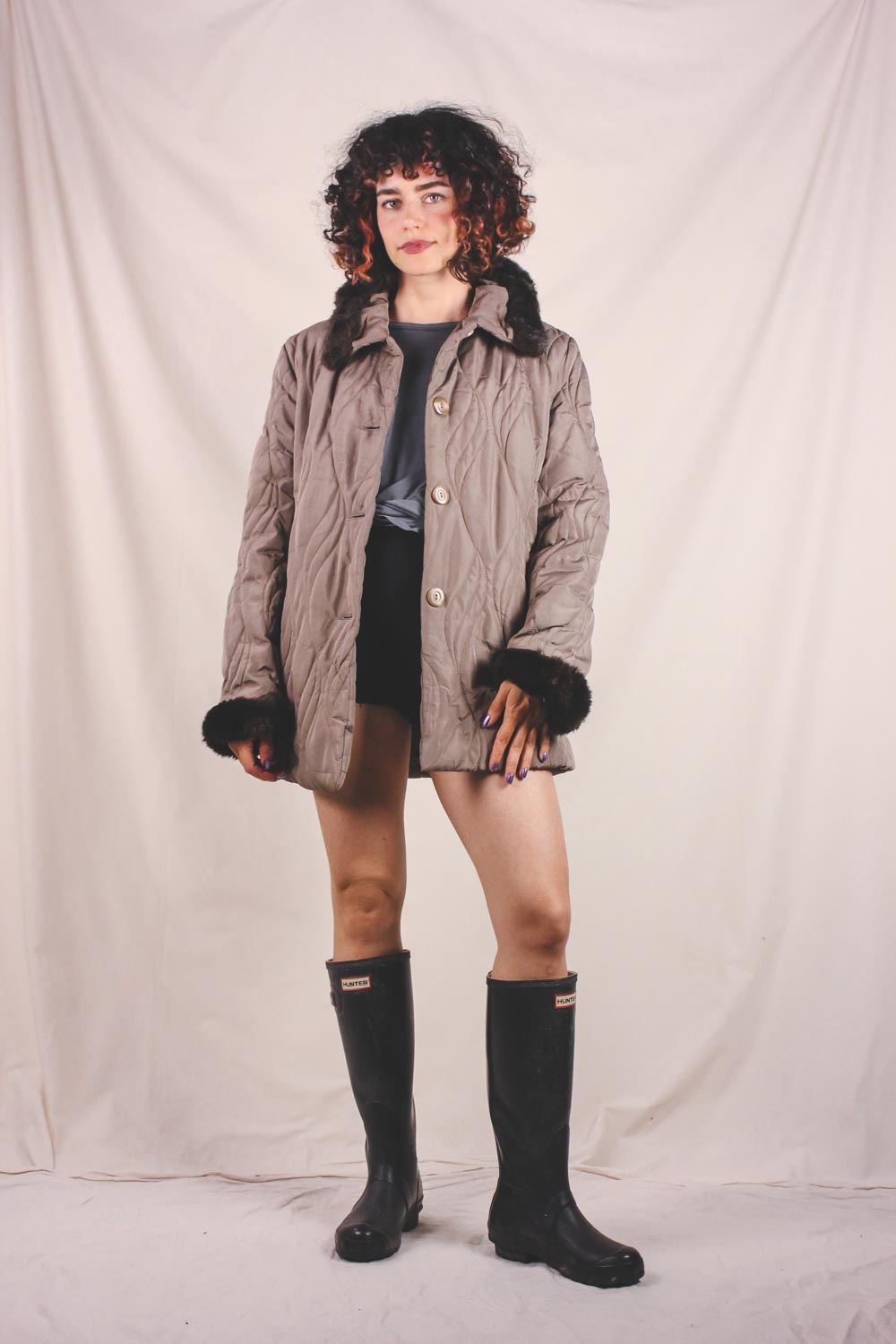 Manna tikattu keinokarvakoristeinen vintagetakki