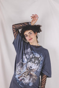 Dark grey wolf vintage t-paita