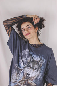 Dark grey wolf vintage t-paita