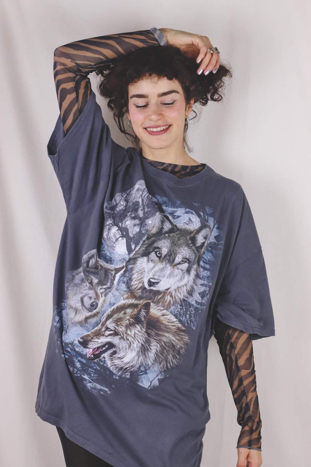 Dark grey wolf vintage t-paita